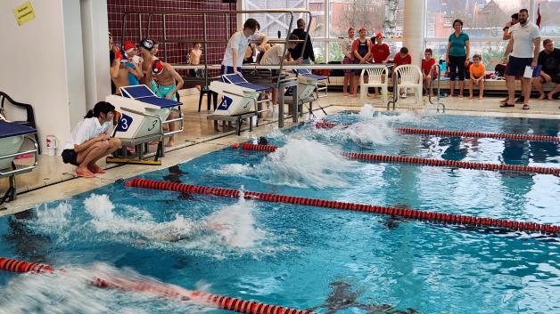 Beim Nikolausschwimmen ging der Nachwuchs beherzt zu Werke.