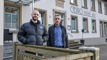 Cuma Ucar (rechts) und sein Sohn Ömer planen zukünftig andere Wege zu gehen und Hotel sowie Pizzaria Caesaro zu verkaufen. 