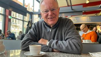 Nach seiner Zeit als Ministerpräsident hat Stephan Weil Zeit zum Lesen. Hier empfiehlt er drei politische Bücher.