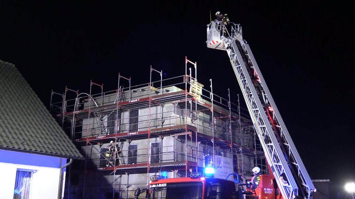 Brandeinsatz-auf-Hausdach-in-der-Nacht-in-Ibbenb-ren