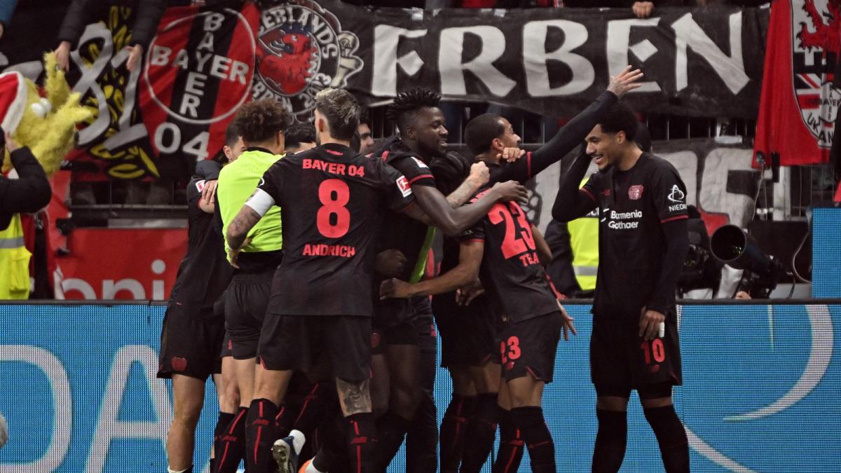 Fan-Boykott-nach-Nacktkontrollen-Bayer-Leverkusen-gewinnt-emotionales-Rhein-Derby