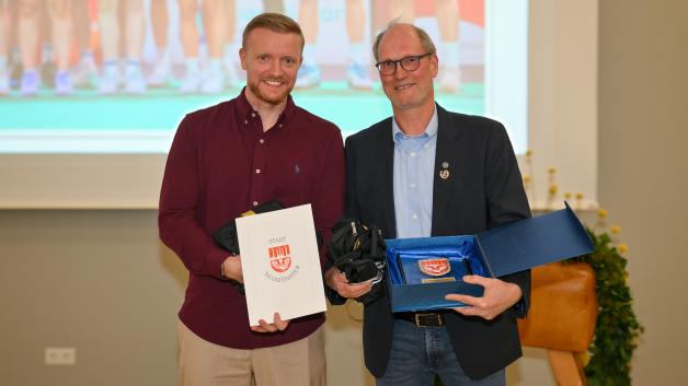 Sports honor of the city of Neumünster 2025: Sören Toft Hansen and manager Ralf Treptau (right) accept the honor for the team of the year, Blau-Weiß Wittorf Neumünster (badminton).