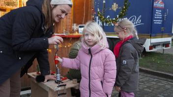 Buntes Marktreiben und der Geruch von Glühwein, schön geschmückte und gut besuchte Marktbuden und Kinderkarussell sowie Stände verschiedener Organisationen und Vereine, Auftritte der Chor- und Musical-AG der IGS und ein schönes, vom MGV organisiertes Chorkonzert in St. Katharina. Das ist der Weihnachtsmarkt in Fürstenau, veranstaltet von der Stadt und der Werbegemeinschaft Fürstenau.