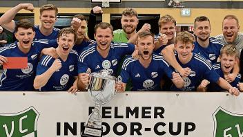 Indor Cup Belm 2024 Sieger BW Hollage(Mehrere Werte) Blau-Weiß Hollage holte erneut den Indoor-Cup in Belm - dank des Finaltores von Niklas Lübben (3. von rechts, vorn). Kemme; Indor Cup Belm 2024 Sieger BW Hollage(Mehrere Werte); ; ; ;;