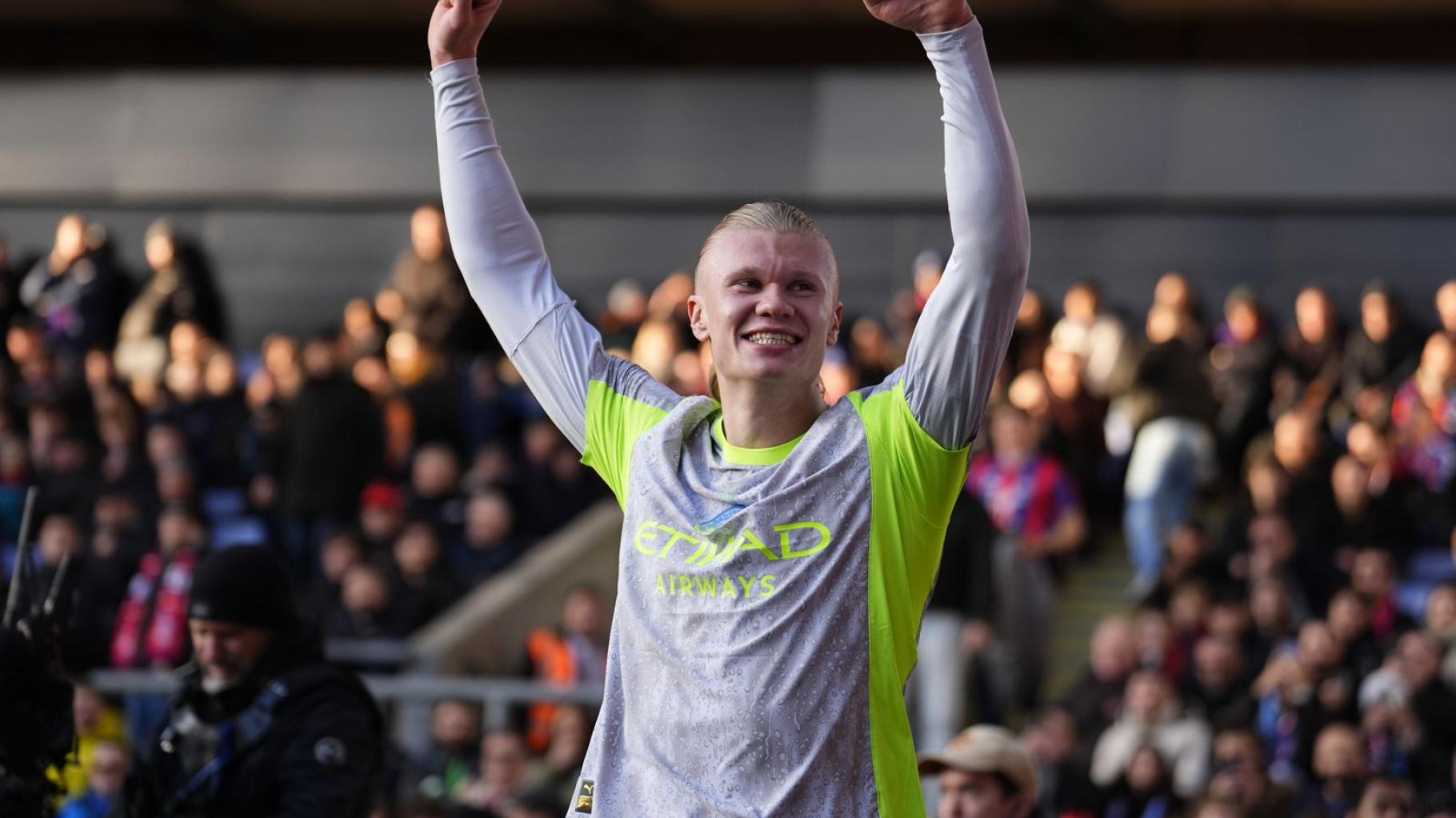 Man City schlägt Crystal Palace und bleibt an Arsenal dran