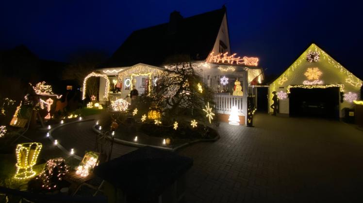Weihnachten in Osdorf: Familie schmückt Haus mit 100.000 LED