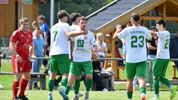 Kamper-Foto,2 : 0 f r Rotheflde durch #9 Adrian Exner, SV Alfhausen - SV Bad Rothenfelde, Alfhausen in Rot, Rothenfelde in wei en Hemden, Bezirksliga Weser Ems 5  Herren, 03.08.2025, Fu ball, Saison 2025/2026, Fu ball, Alfhausen,