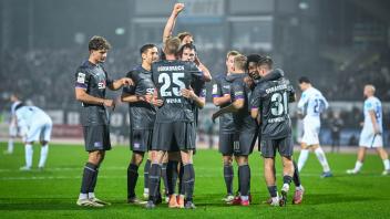 3. Liga -  25/26 - SSV Ulm - VfL Osnabrück am 12.12.2025 im Donaustadion in UlmJubel, Torjubel, Torschuetze, Torschütze Robin Meißner / Meissner (Osnabrueck) jubelt nach seinem Tor zum 2:5 mit Niklas Wiemann (Osnabrueck), Patrick Kammerbauer (Osnabrueck), Bjarke Jacobsen (Osnabrueck)Foto: osnapix / Michael Titgemeyer
