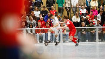 SF Lechtingen 1 gegen TSV Wallenhorst 2 (rot). Endstand: 4:0. Hallenfußball: Vorrunde beim Indoor-Cup in Belm. 21.12.2024. Foto: Michael Gründel