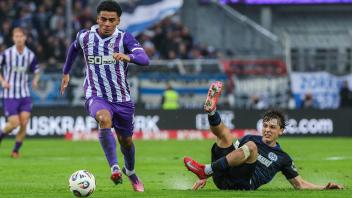 Fussball - 3. Liga - VfL Osnabrück - MSV Duisburg am 01.11.2025 an der Bremer Brücke in OsnabrückKevin Wiethaup (Osnabrueck 19) gegen Simon Symalla (Duisburg 23) Foto: osnapix / Marcus Hirnschal 