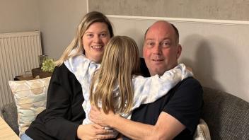 Tanja und Stefan Böök mit ihrer Tochter Ella. Vater und Tochter leben beide mit einem Spenderherz. Die Eltern möchten aber nicht, dass ihre achtjährige Tochter erkannt wird. 