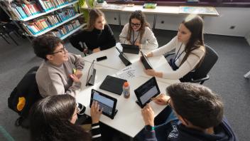 Die Schüler gingen im Rahmen der Projektwoche unter anderem der Frage nach: „Wie sieht ein Leben in der Schule, im Alltag oder im Berufsleben mit und ohne Nutzung von KI aus?“