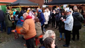 Schon gleich zum Beginn der Tierbescherung waren viele Tierfreunde zum Hof gekommen