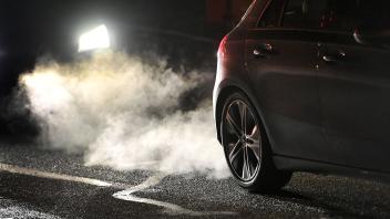 Abgase eines Verbrennerautos: Statt Zukunftstechnologien zu fördern, setzt Europas Politik weiter auf alte Konzepte.