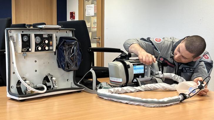 Sebastian Wellhausen stellt das neue und kompaktere Beatmungsgerät (rechts) vor. Links ist das ältere Gerät zu sehen.