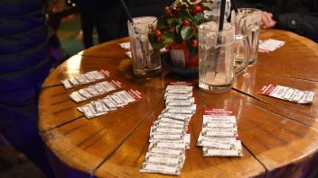 Nicht jedes Los ist ein Gewinn – mit gleich mehreren Losen, hofften viele Delmenhorster auf einen Preis bei der großen Freiverlosung auf dem Weihnachtsmarkt.