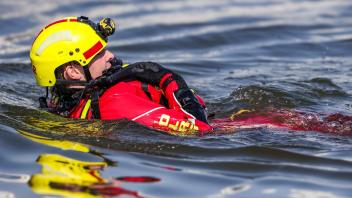 <p>Ein Strömungsretter der DLRG schwimmt in einen Fluss bei der Katastrophenschutzübung. Die Wasserretter üben verschiedene Szenarien, etwa die Rettung von Personen über das Wasser und die Deichsicherung.  (zu dpa: «DLRG: Weniger Badetote im Gesamtjahr 2025 erwartet»)</p>