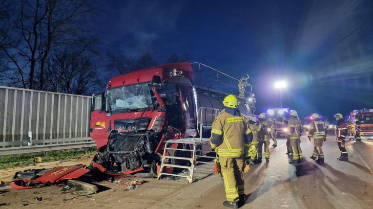 Auf der A1 bei Stuhr ist am Mittwochmorgen ein Gefahrgut-Lastwagen auf ein Stauende gekracht. Die Autobahn wurde voll gesperrt. 