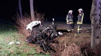 Die junge Beifahrerin musste von der Feuerwehr aus dem völlig zerstörten Fahrzeug befreit werden.