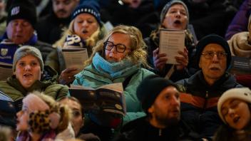 Für das Event gab es für die Teilnehmer Texthefte, damit alle kräftig mitsingen konnten.