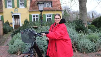 Das Fahrrad ist nach einem unverschuldeten Unfall wieder repariert, nur beim Tannenbaumverkauf muss sich Elena Pöppe angesichts erlittener Prellungen noch etwas zurücknehmen. Ihrer Unfallhelferin würde sie so gerne danken.