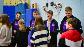 Machten den Kindern im Kinderhospital am Schölerberg bei ihrem Besuch eine Freude:Nikky Goguadze (v. li.), Robert Tesche, Frederik Christensen und Lukas Jonsson.