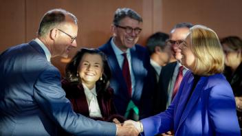 <p>Bundeskanzler Friedrich Merz (l, CDU) und Bärbel Bas (r, SPD), Bundesministerin für Arbeit und Soziales und SPD-Parteivorsitzende, nehmen an der Sitzung des Bundeskabinetts im Bundeskanzleramt teil und geben sich die Hand. (zu dpa: «Neue Grundsicherung mit mehr Härten beschlossen»)</p>