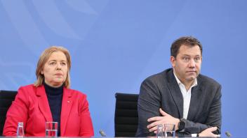 Berlin, Deutschland, 11.12.2025: Bundeskanzleramt: Pressekonferenz nach Koalitionsausschuss: Bundesministerin für Arbeit und Soziales Bärbel Bas SPD und Bundesminister der Finanzen Lars Klingbeil SPD *** Berlin, Germany, 11 12 2025 Federal Chancellery Press conference after coalition committee Federal Minister of Labor and Social Affairs Bärbel Bas SPD and Federal Minister of Finance Lars Klingbeil SPD Copyright: xdtsxNachrichtenagenturx dts_98813
