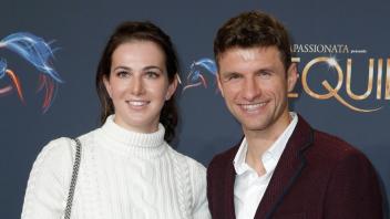 Thomas Müller mit Ehefrau Lisa Müller / Weltpremiere von EQUILA am 5. November 2017 im SHOWPALAST MÜNCHEN / *** Thomas M