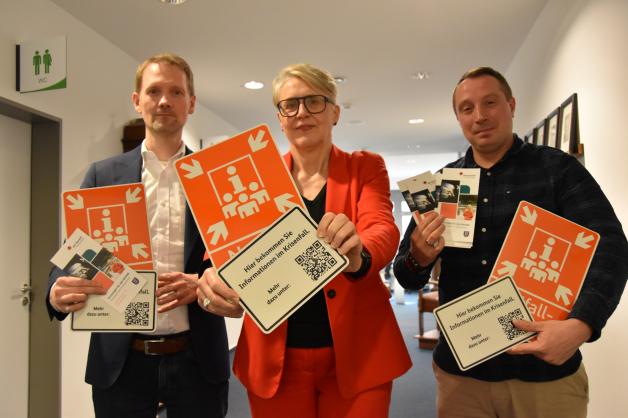 Der oberste Bevölkerungsschützer im Kreis Pinneberg, Robert Schwerin (von links), Landrätin Elfi Heesch und Dimitri Voß, Wehrführer in Bevern, werben für eine private Krisenvorsorge.