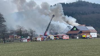 Die Rauchsäule ist weithin sichtbar.