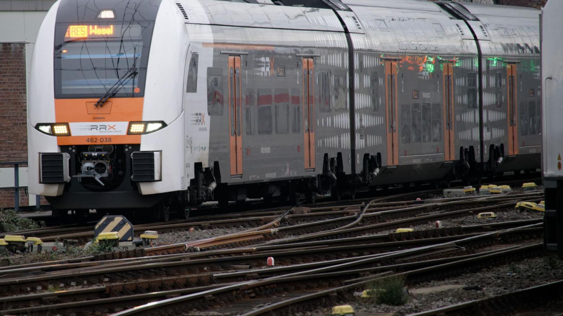 Regionalexpress muss evakuiert werden – wichtige Bahnstrecke in NRW gesperrt