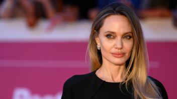 Angelina Jolie zeigt die Narben einer OP auf Fotos in einem französischen Magazin.