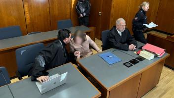 <p>Die Angeklagte (unten, M) sitzt beim Prozessauftakt zwischen den Rechtsanwälten Mert Karabiyik (l) und Uwe Herberholz im Landgericht Göttingen. Die Sozialarbeiterin soll laut Anklage ein Mädchen am 29. Juni heimtückisch bei Gleichen, südlichen von Göttingen, ermordet haben. (zu dpa: «Sozialarbeiterin soll 15-Jährige getötet haben»)</p>