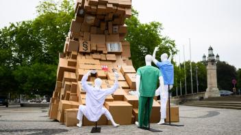 <p>Eine «Bürokratie-Welle» aus Kartons, Aktenordnern, Formularen und Gesetzestexten steht als Symbol für den Bürokratieaufwand im Gesundheitswesen vor dem Neuen Rathaus. (zu dpa: «100 Prozent Pflege im Krankenhaus? «Das geht einfach nicht»»)</p>