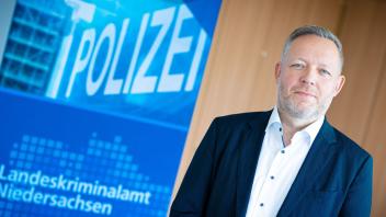 <p>Thorsten Massinger, Präsident Landeskriminalamt (LKA) Niedersachsen, steht in seinem Büro. (zu dpa: «LKA will junge Menschen vor Radikalisierung im Netz schützen»)</p>