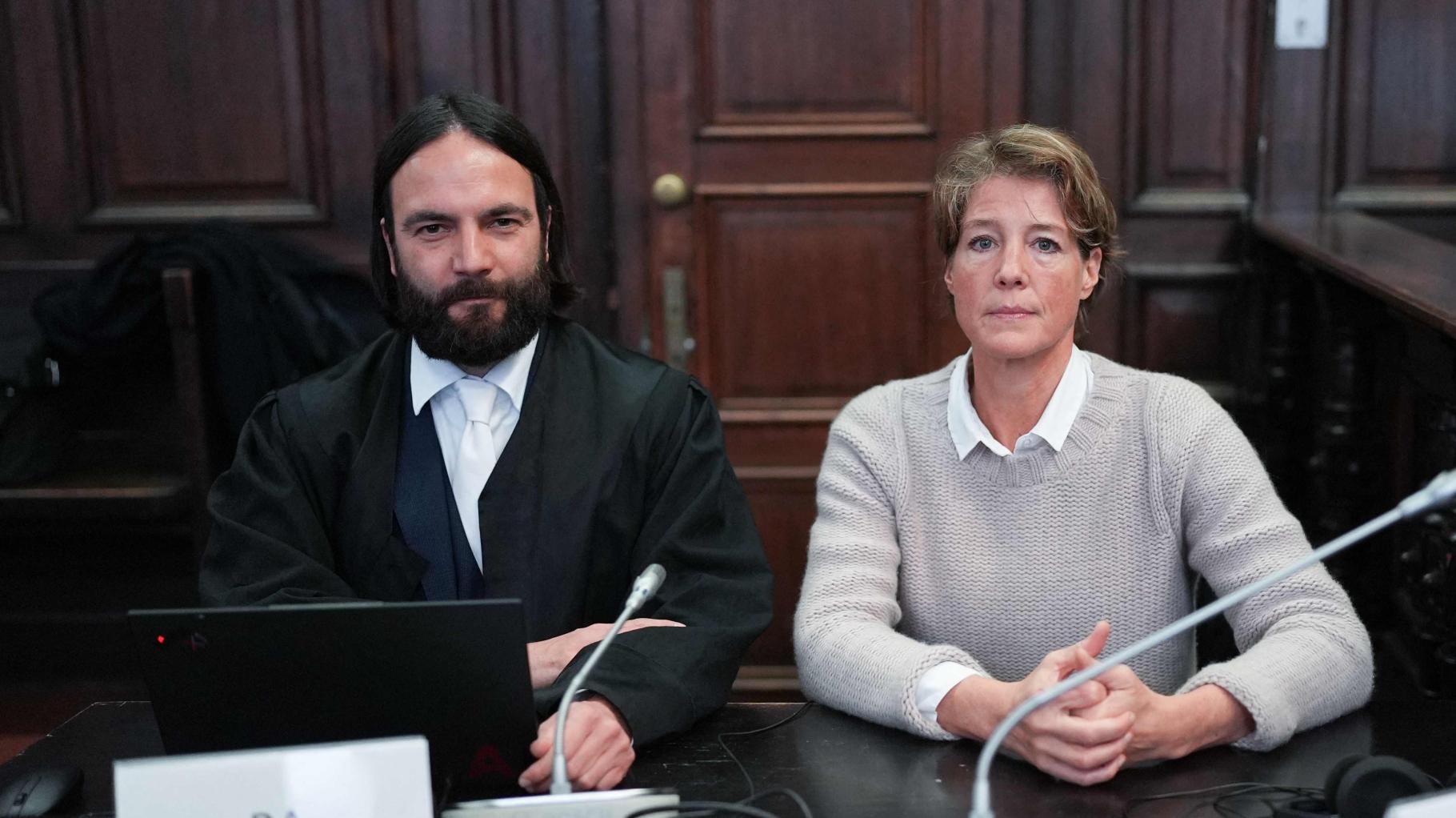 V procesu proti Blockovi zahteva obramba soočenje z obtožbami proti njenemu nekdanjemu možu