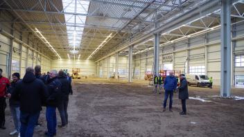 Beim Richtfest fürs neue Gebrauchtmaschinenzentrum von Grimme wurde klar: Bis zur Inbetriebnahme der Halle im Sommer 2026 bleibt noch einiges zu tun.