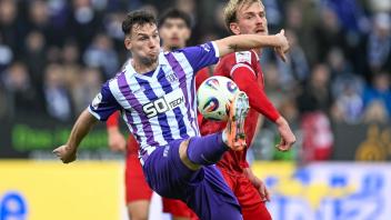3. Liga -  25/26 - VfL Osnabrück - VfB Stuttgart II am 20.12.2025 an der Bremer Brücke in OsnabrückRobin Meißner / Meissner (Osnabrueck) im Zweikampf gegen Alexander Groiß / Groiss (Stuttgart)Foto: osnapix / Michael Titgemeyer