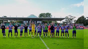 3. Liga -  25/26 - VfL Osnabrück - 1. FC Saarbrücken am 23.08.2025 an der Bremer Brücke in OsnabrückTorwart Lukas Jonsson (Osnabrueck) jubelt nach dem Sieg.Foto: osnapix