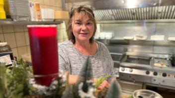 Wilma Daniel lädt Heiligabend in ihren Westfalengrill zum Essen ein. Für kleines Geld gibt es Grillschinken mit Sauerkraut und Püree.