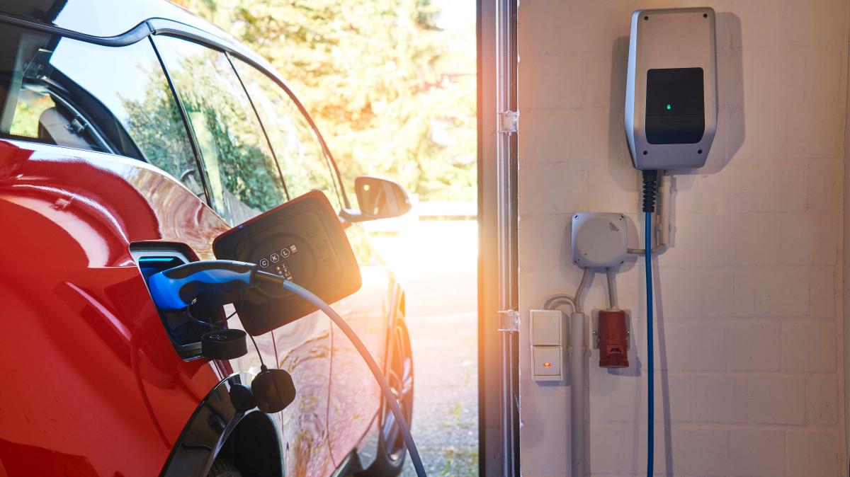 Hunderte-Euro-Stromkosten-mit-dem-E-Auto-sparen-so-funktioniert-s