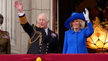 <p>König Charles III. und Königin Camilla stehen auf dem Balkon des Buckingham Palastes. (zu dpa: «So wird Weihnachten bei den Royals»)</p>