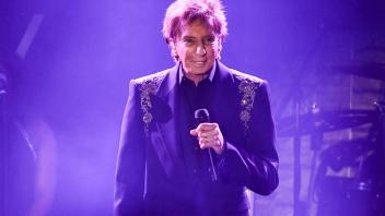 <p>Barry Manilow tritt während der Pre-Grammy-Gala im Beverly Hilton Hotel in Beverly Hills, Kalifornien, auf. (zu dpa: «Barry Manilow teilt Lungenkrebs-Diagnose»)</p>