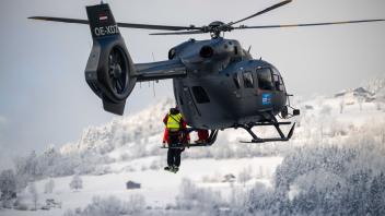 <p>Bei der Bergung wird ein Retter zusammen mit einem Verletzten mit einer Seilwinde in einen Hubschrauber gezogen, der über der Absturzstelle einer Gondel der Acherkogelbahn steht. (zu dpa: «Deutscher stirbt nach Sturz auf roter Piste in Österreich»)</p>