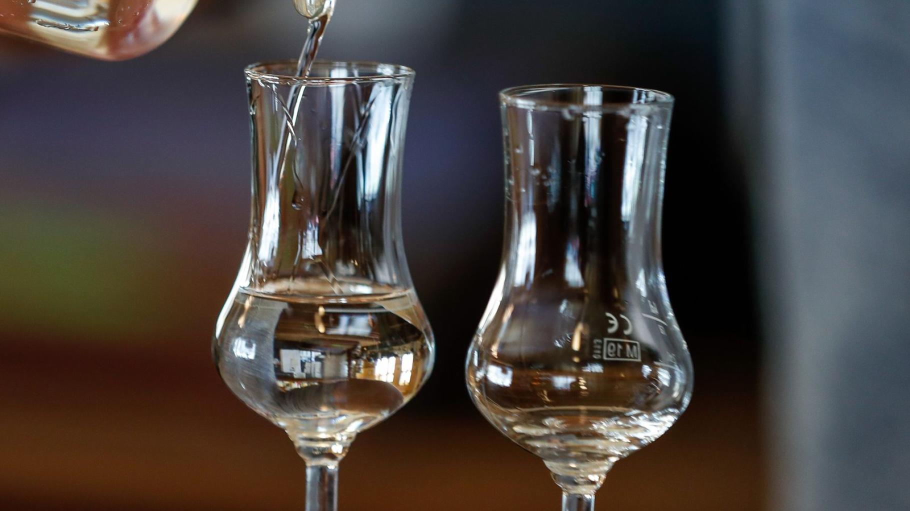 Strokovnjak razkriva, zakaj se žganje ne sme vrtinčiti in kako prepoznati pravi sadjevec