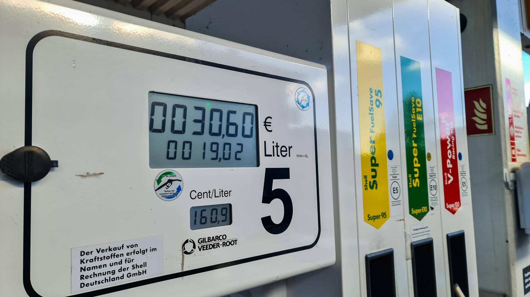 ADAC will Sprit teurer machen: Verkehrspräsident nennt CO2-Preis „richtiges Instrument“