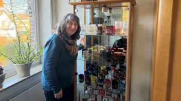 Angelika Selker sammelt die Tassen vom Osnabrücker Weihnachtsmarkt