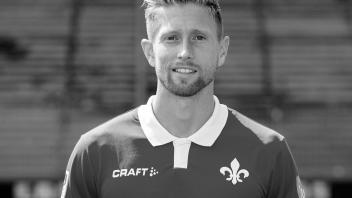 <p>Fußball 2. Bundesliga: Fototermin Darmstadt 98 für die Saison 2019/20 im Merck-Stadion am Böllenfalltor: Spieler Sebastian Hertner. (zu dpa: «Toter bei Sessellift-Unglück war ein Ex-Fußballprofi»)</p>