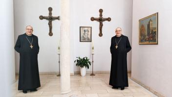 <p>Bischof Dominicus Meier steht neben einem Kreuz und einem Bild vom katholischen Dom St. Petrus im Bischofshaus und wird in einem Spiegel reflektiert. (zu dpa: «Die Kirchen schrumpfen - Bischof setzt auf Zusammenarbeit»)</p>